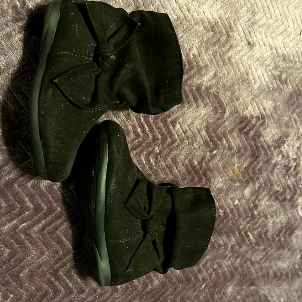 Black booties for toddlers 
Worn once